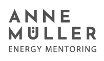 Logo mit dem Text Anne Müller Energy Mentoring in fetten, modernen Großbuchstaben. Das U in Müller hat zwei Punkte darüber, die einen Umlaut darstellen. Das Design ist in Graustufen auf einem hellen Hintergrund gehalten. fotograf-webdesigner-seo-agentur-hochzeitsfotograf-abgelichtet